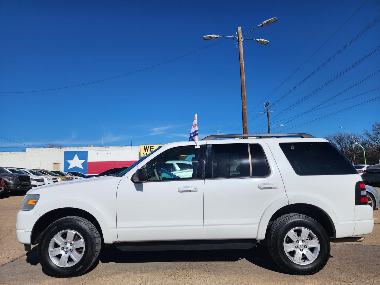 2009 WHITE Ford Explorer XLT (1FMEU73E19U) , AUTO transmission, located at 2660 S.Garland Avenue, Garland, TX, 75041, (469) 298-3118, 32.885551, -96.655602 - Welcome to DallasAutos4Less, one of the Premier BUY HERE PAY HERE Dealers in the North Dallas Area. We specialize in financing to people with NO CREDIT or BAD CREDIT. We need proof of income, proof of residence, and a ID. Come buy your new car from us today!! This is a Super Clean 2009 FORD EXPLO - Photo#6